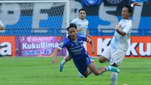 Pemain Persib Bandung, Beckham Putra dijatuhkan oleh pemain PSIM Yogyakarta, Raka Cahyana pada pertandingan pekan ke-31 BRI Super League 2025/2026di Stadion Gelora Bandung Lautan Api, pada Senin (4/5/2026) sore WIB. (Bola.com/Erwin Snaz)