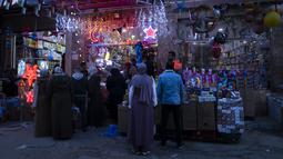 Umat Muslim di Kota Tua Yerusalem membeli penerangan warna-warni, dekorasi, hingga hidangan lezat untuk menyambut kedatangan bulan suci tersebut. (AP Photo/Fatima Shbair)