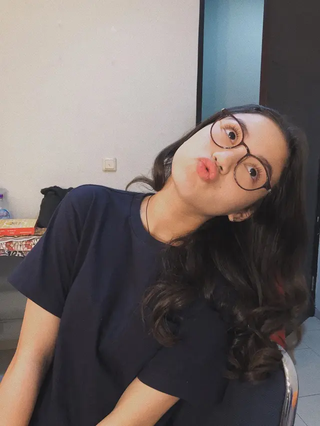Baru 13 Tahun, Ini 7 Gaya Saskia Chadwick Pakai Kacamata Ini Curi Perhatian