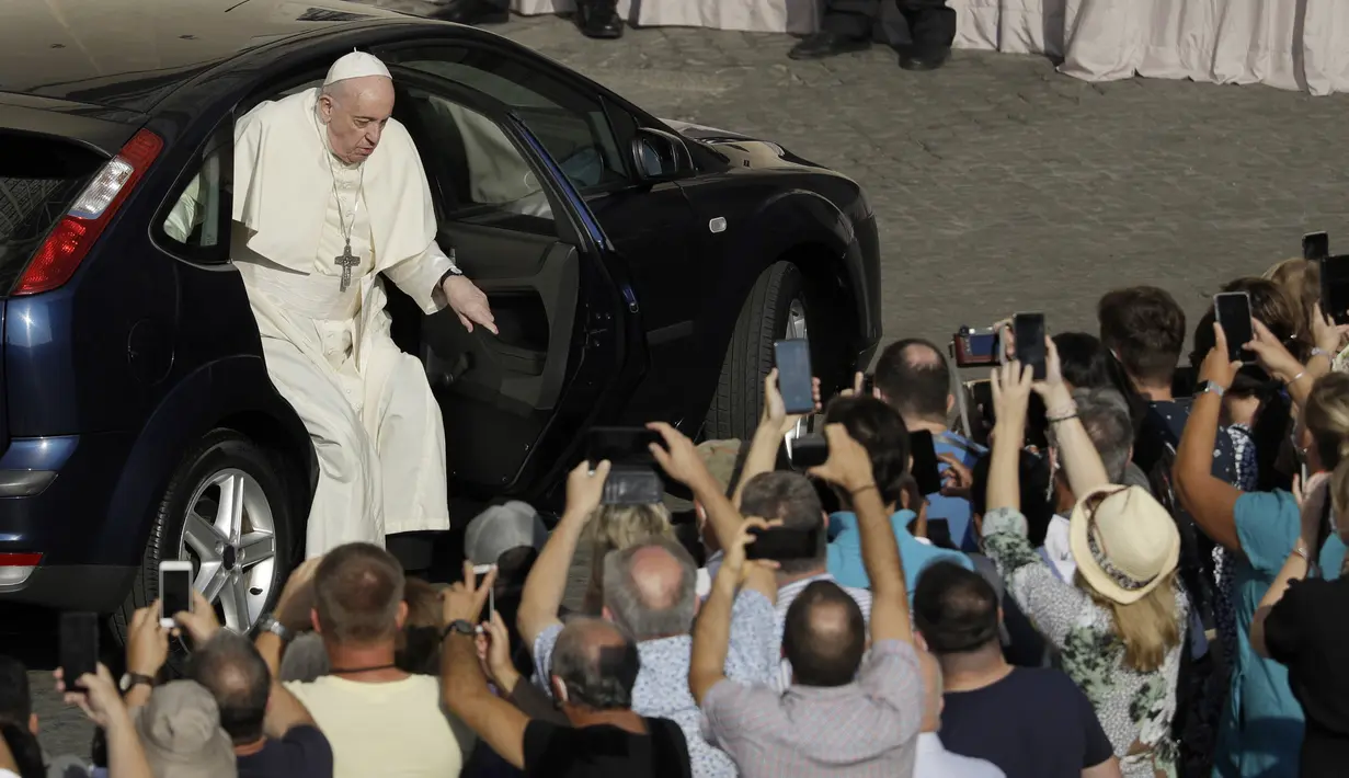 Paus Fransiskus tiba di halaman St. Damaso pada kesempatan audiensi umum mingguan di Vatikan, Rabu (16/9/2020). (AP Photo/Gregorio Borgia)