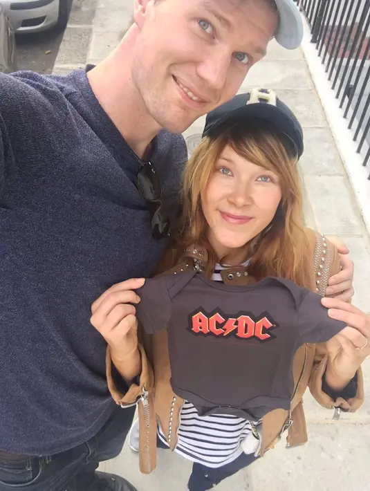 Meski ganteng, Joonas ternyata nggak jombl. Ia kini tengah menunggu kelajiran anak pertamanya pada Februari mendatang.(instagram/wohoo)