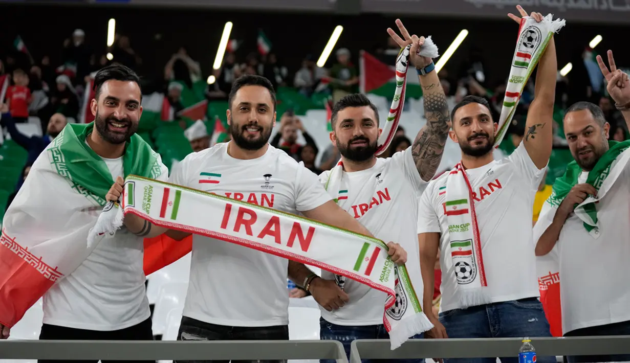 Suporter Iran berpose jelang pertandingan sepak bola Grup C Piala Asia antara Iran dan Palestina di Education City Stadium, Al Rayyan, Qatar, Minggu (14/1/2024). (AP Photo/Aijaz Rahi)