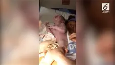 Momen mengharukan saat seorang Ayah diberi kesempatan oleh perawat untuk memotong tali pusar anak pertamanya.
