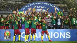 Para pemain Kamerun merayakan gelar Piala Afrika yang kelima kalinya usai menaklukkan Mesir. Lions Indomptables meraih gelar pada tahun 1984, 1988, 2000, 2002 dan 2017. (EPA/Samuel Shivambu)