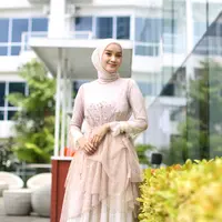 5 Sikap Humble yang Membuat Seseorang Tampak Makin Menawan./Copyright Fimela/Adrian Putra