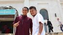 Dua pemain Timnas Indonesia U-22, Beckham Putra (kiri) dan Amiruddin Bagas Kaffa berfoto saat tiba di depan Masjid Al Serkal, Phnom Penh, Kamboja, Jumat (5/5/2023) untuk melaksanakan ibadah Salat Jumat di sela-sela SEA Games 2023 Kamboja. (Bola.com/Abdul Aziz)