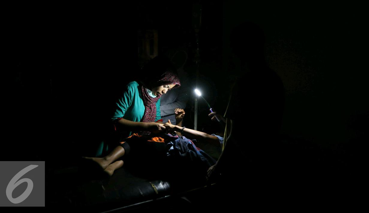 Seorang bocah korban gempa bumi mendapat perawatan di RSUD Pidie Jaya, Aceh, Kamis (8/12). Meskipun wilayah tersebut dilanda pemadaman listrik namun pihak RSUD tetap melakukan penanganan untuk para korban bencana.(Liputan6.com/Angga Yuniar)