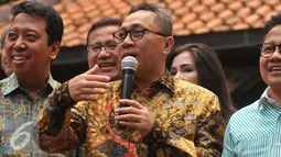 Ketua Umum PAN, Zulkifli Hasan memberikan keterangan pers usai rapat konsolidasi di kediaman SBY di Cikeas, Jawa Barat, Kamis (22/9). Koalisi Poros Cikeas akan mengusung satu pasangan calon pada Pilgub DKI 2017 mendatang. (Liputan6.com/Gempur M Surya)