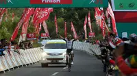 Peter Pouly (Singha Infinite Cycling Filipina) menjadi yang terdepan di etape 3 Internasional Tour De Banyuwangi Ijen, (18/10/2014). (Liputan6.com/Helmi Fithriansyah)