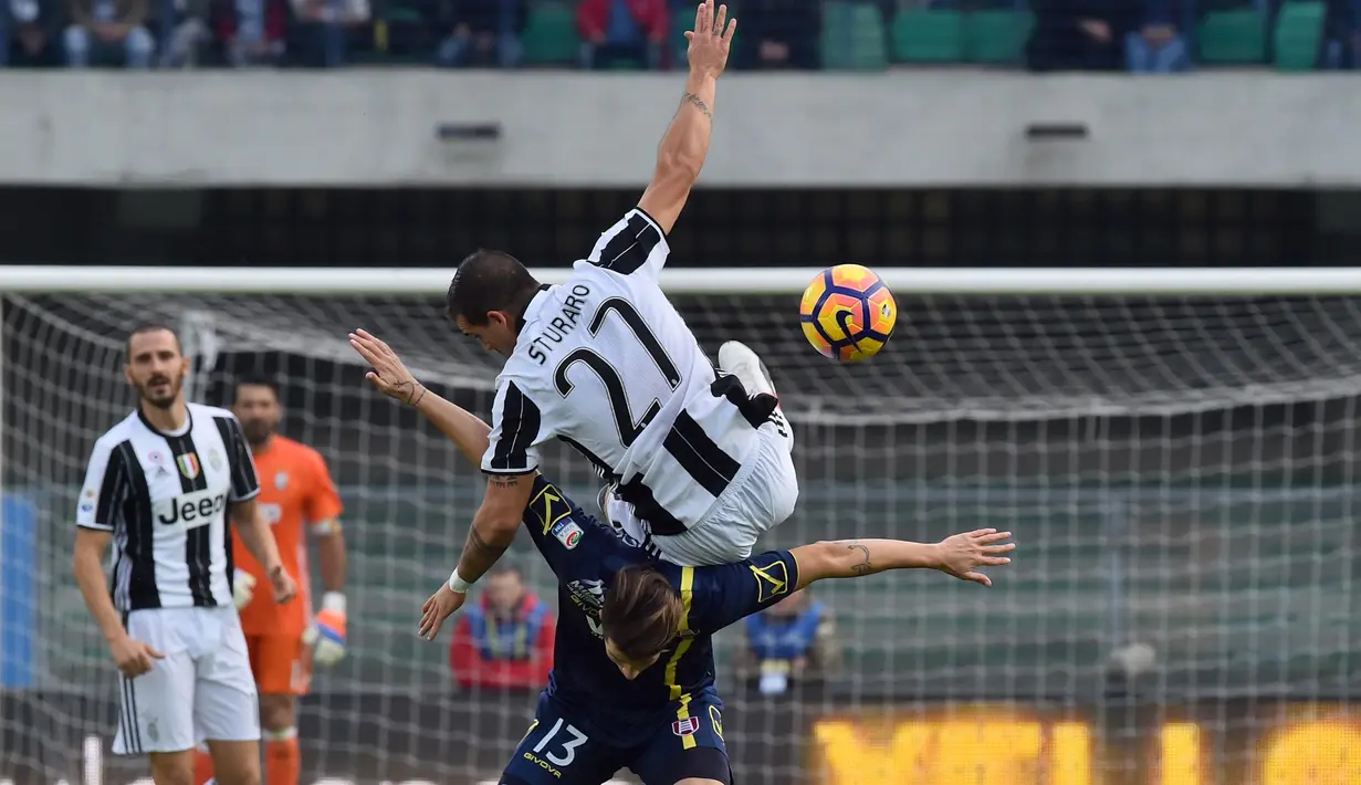 Pemain Chievo Verona, Mariano Izco (bawah) berduel dengan pemain Juventus, Stefano Sturaro (atas) pada laga Serie A di Bentegodi Stadium, (6/11/2016). (AFP/Giuseppe Caace)