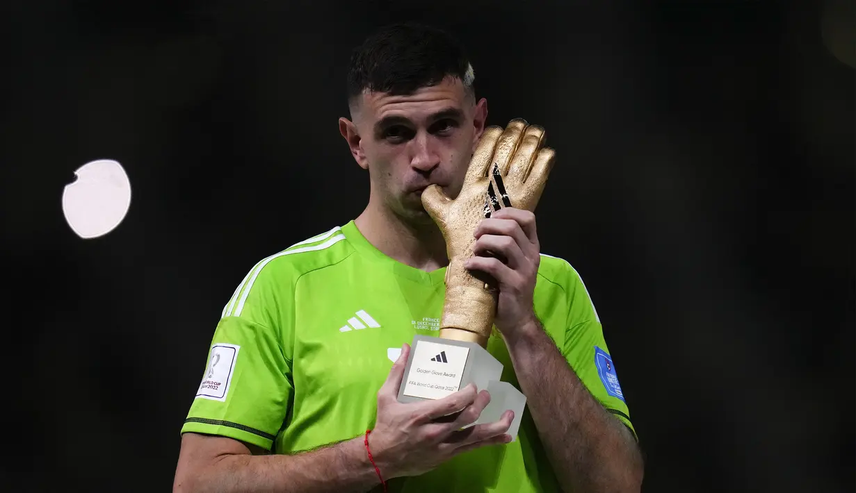 Kiper terbaik Piala Dunia 2022 jatuh ke tangan Emiliano Martinez. Penjaga gawang asal Aston Villa itu membukukan tiga clean sheet dan delapan kali kebobolan dari tujuh partai. (AP Photo/Manu Fernandez)