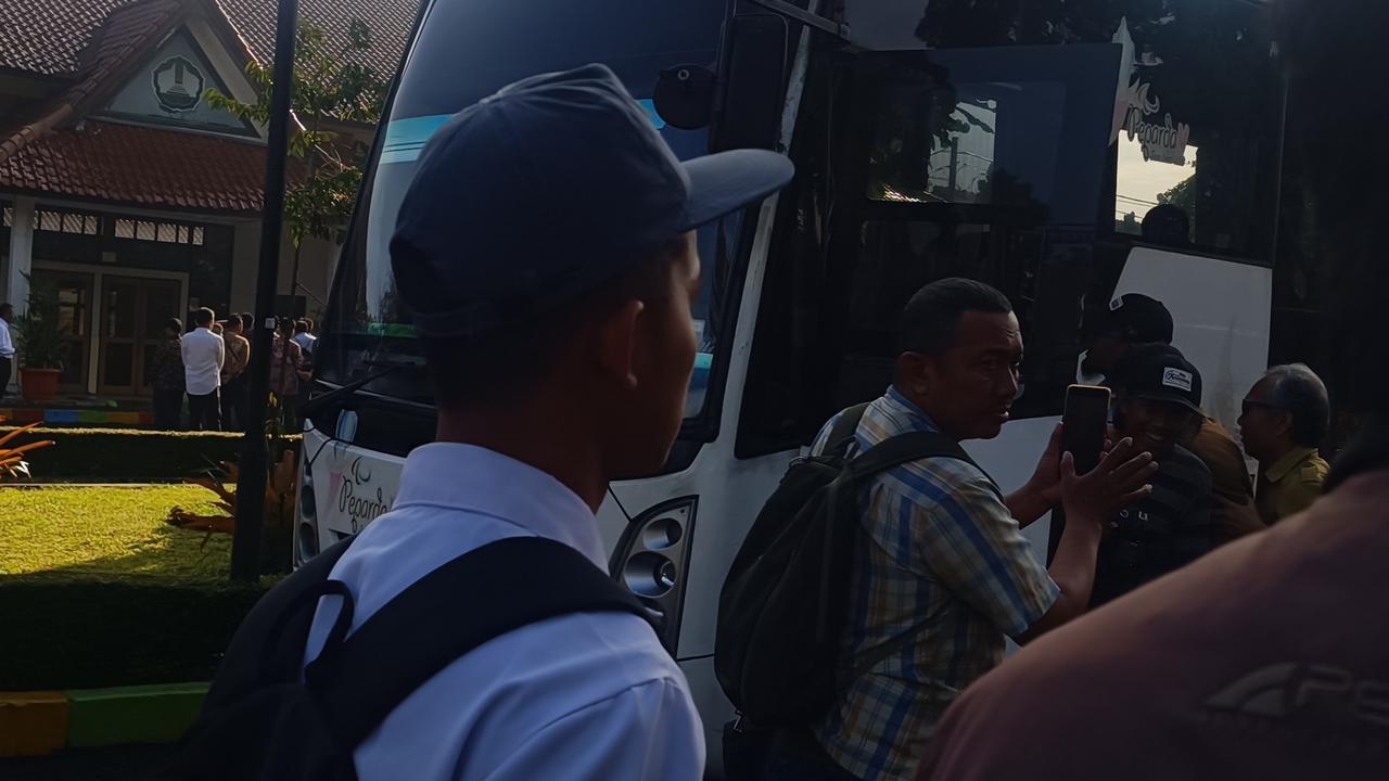 Sejumlah siswa SLBN A Pajajaran yang direlokasi sementara ke SLB Cicendo
