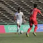 Aksi Dimas Drajat pada laga pertama piala AFF U-22 yang berlangsung di Stadion Nasional, Phom Penh, Kamboja, (Senin/18/2). Timnas Indonesia bermain imbang 1-1 kontra Myanmar. (Bola.com/Zulfirdaus Harahap)