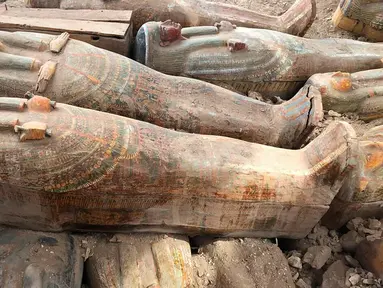 Penemuan peti mati kuno terbuat dari kayu di kota Luxor, Mesir, 15 Oktober 2019. Ahli arkeologi menemukan 20 peti mati kuno yang digali dari pekuburan Theban, di Asasif yang terletak di tepi barat Sungai Nil. (Egyptian Ministry of Antiquities via AP)