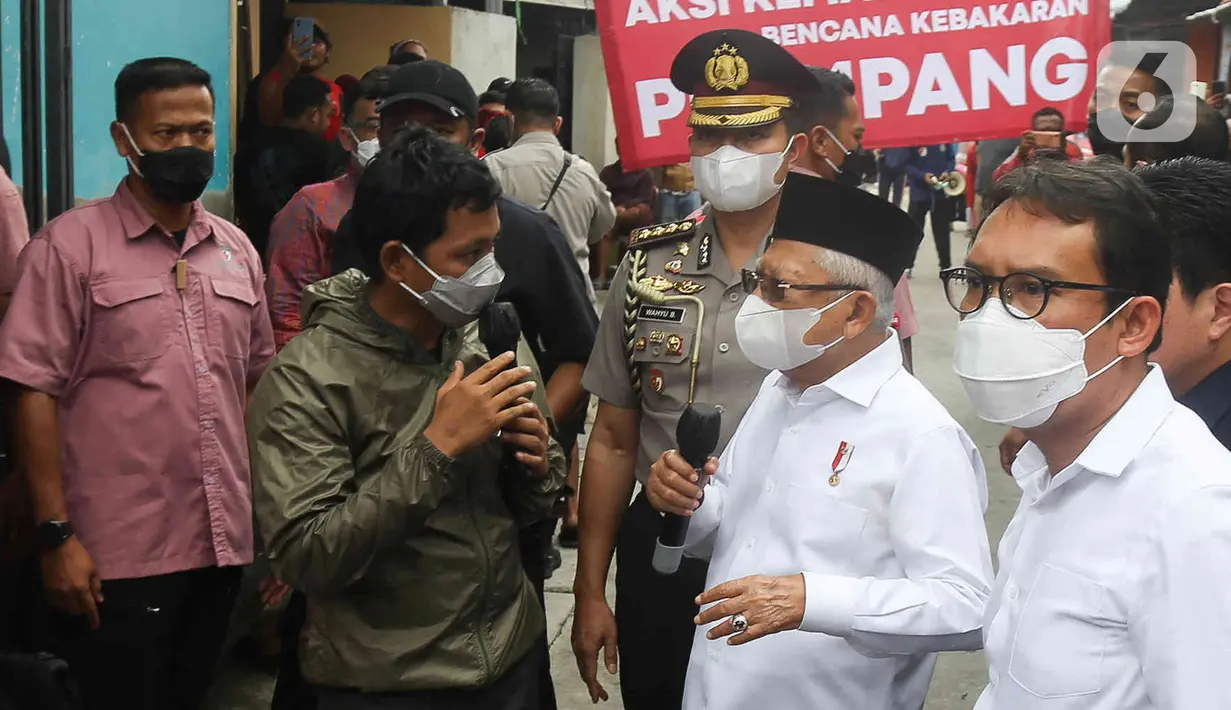 Wakil Presiden Ma’ruf Amin bertanya pada pengungsi saat meninjau lokasi kebakaran Depo Pertamina Plumpang, Jakarta Utara, Sabtu (4/3/2023). Presiden Joko Widodo menyatakan telah mengutus Wakil Presiden Ma’ruf Amin untuk mengunjungi lokasi kebakaran Depo Pertamina Plumpang. (Liputan6.com/Herman Zakharia)