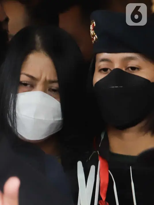 Istri tersangka kasus Pembunuhan berencana Nofriansyah Yosua Hutabarat atau Brigadir J , Ferdy Sambo, Putri Chandrawati  keluar dari gedung Jaksa Agung Muda  Tindak Pidana Umum, Jakarta, Rabu (5/10/2022). Polri menyerahkan para tersangka dan barang bukti kasus pembunuhan berencana Brigadir J ke Kejaksaan Agung (Kejagung). (Liputan6.com/Herman Zakharia)
