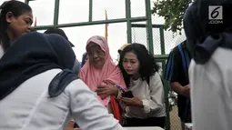 Warga mendaftarkan diri untuk menerima bantuan Kartu Lansia Jakarta (KLJ) saat pendistribusian di Jakarta Islamic Center, Koja, Rabu (24/4). Penerima KLJ adalah warga ber-KTP DKI Jakarta berusia di atas 60 tahun dan tidak memiliki penghasilan tetap atau kurang mampu. (merdeka.com/Iqbal S. Nugroho)