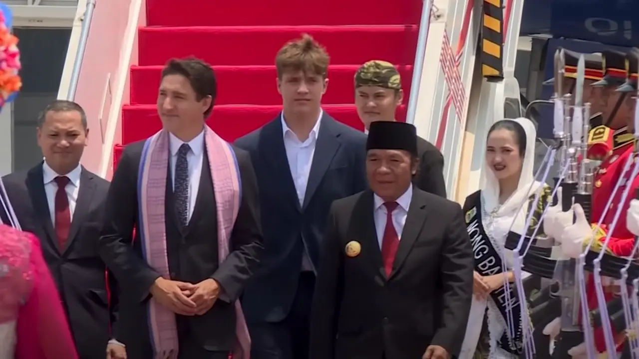 Saat Justin Trudeau dan Xavier Trudeau melihat tarian saat penyambutan keduanya di Bandara Soetta.