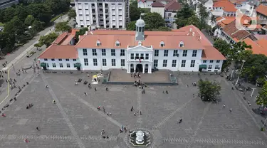 Foto udara memperlihatkan suasana aktivitas liburan warga di Kawasan Kota Tua Jakarta, Jumat (12/4/2024). (merdeka.com/Imam Buhori)