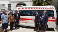 Utusan khusus pemerintah Republik Indonesia menyerahkan bantuan dua unit ambulans kepada pemerintah Samoa (Sumber: Istimewa)