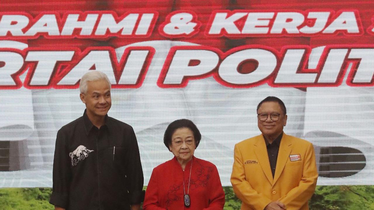 Ketua Umum DPP PDI Perjuangan Megawati Soekarnoputri didampingi bakal capres Ganjar Pranowo saat menerima Ketua Umum Partai Hanura Oesman Sapta Odang.<br>