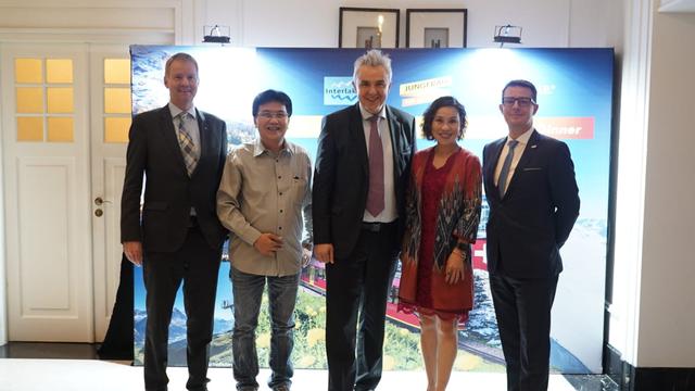Urs Kessler dalam konferensi pers pariwisata di Swiss terkait lokasi syuting Crash Landing On You di Jakarta, Februari 2023.