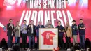 <p>Direktur Utama Bank Mandiri, Darmawan Junaidi (tengah) bersama jajaran Bank Mandiri berfoto bersama dengan ketua umum PSSI Erick Thohir, wakil ketua PSSI Zainudin Amali, Pelatih Timnas Indonesia Shin Tae-yong, dan Direktur PT Garuda Sepak Bola Indonesia Marsal Masita dalam acara penandatanganan kerjasama antara Bank Mandiri dan PSSI di Plaza Mandiri, Senayan, Jakarta, Jumat (23/08/2024). (Bola.com/Bagaskara Lazuardi)</p>