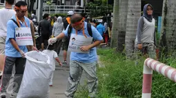 Para komunitas peduli lingkungan saat turut serta dalam aksi Clean Up di Jakarta, Minggu (21/2). Kegiatan ini dilakukan untuk memperingati Hari Peduli Sampah Nasional (HPSN) 2016. (Liputan6.com/Helmi Afandi)
