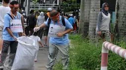 Para komunitas peduli lingkungan saat turut serta dalam aksi Clean Up di Jakarta, Minggu (21/2). Kegiatan ini dilakukan untuk memperingati Hari Peduli Sampah Nasional (HPSN) 2016. (Liputan6.com/Helmi Afandi)