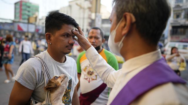 Ratusan Umat Katolik di Manila Peringati Rabu Abu