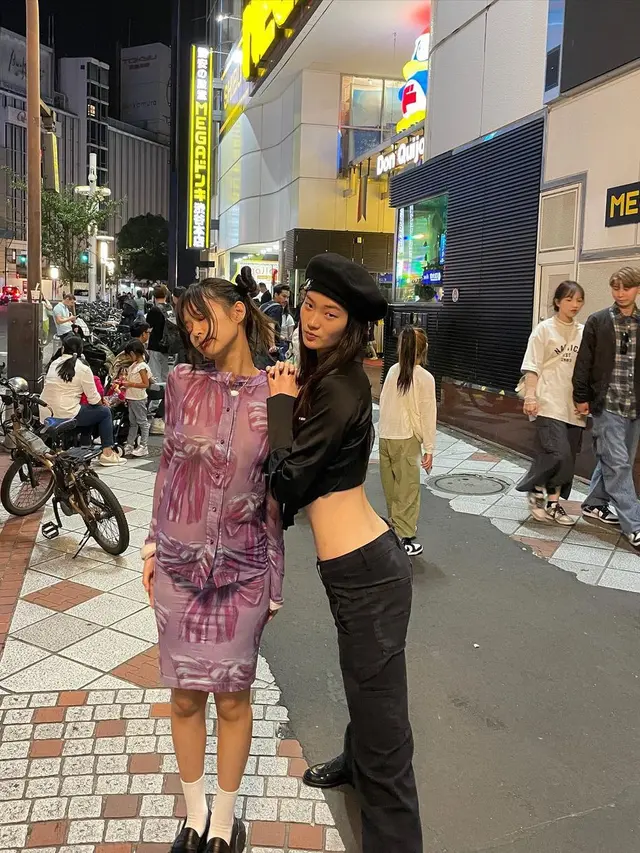 Potret Jennie BLACKPINK Jalan Bareng Bestie di Jepang Kenakan Outfit Multicolor Ratusan Juta