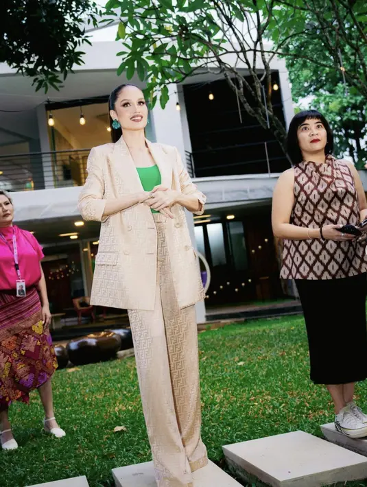 Kali ini nunsa hijau jadi lebih menarik saat dipadukan dengan warna beige yang menawan.  [Foto: Instagram/ Cinta Laura]