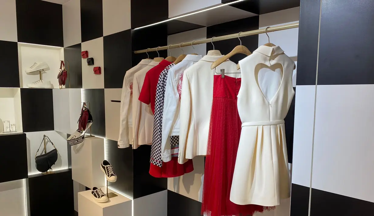 Pada busana detail hati hadir pada bagian belakang dress putih yang menggemaskan, area depan sebuah knit top, rok maxi tule, dan masih banyak kejutan lain. (Foto: Adinda Tri Wardhani - Fimela.com)