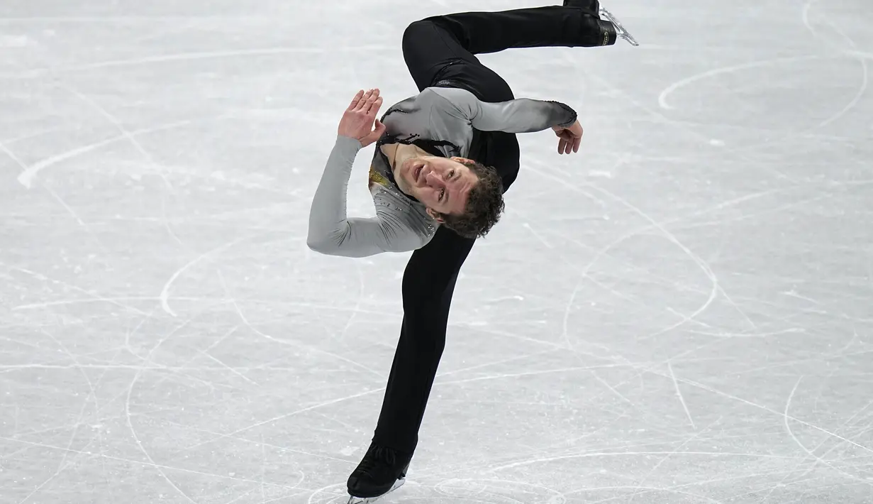 Jason Brown, dari Amerika Serikat, berkompetisi dalam program skate bebas putra selama acara figure skating di Olimpiade Musim Dingin 2022, di Beijing, Kamis (10/2/2022). (AP Photo/Jae C.Hong)