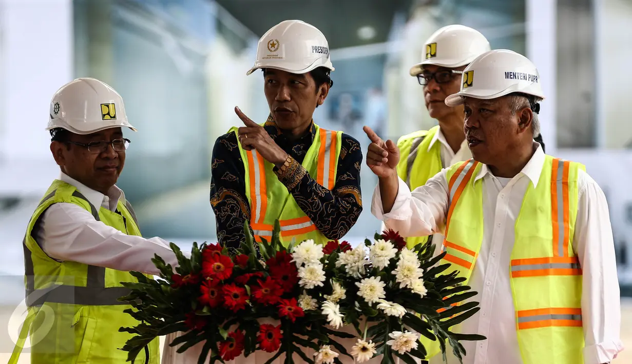 Presiden Joko Widodo (Jokowi) didampingi Mensesneg Pratikno menekan tombol sirine sebagai tanda dimulainya pengecoran akhir atap atau topping off Rusun Atlet Asian Games XVIII di Kemayoran, Jakarta, Kamis (29/12). (Liputan6.com/Faizal Fanani)