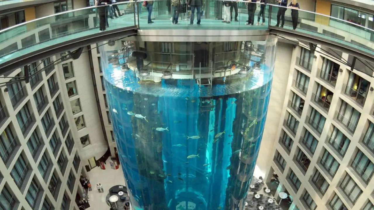 Akuarium "Aquadom" di Jerman.