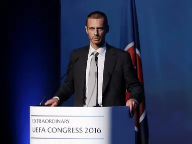 Aleksander Ceferin memberikan sambutan setelah dirinya terpilih sebagai Presiden baru UEFA dalam Kongres UEFA di Athena, Yunani, Rabu (14/9). (Reuters/Alkis Konstantinidis)