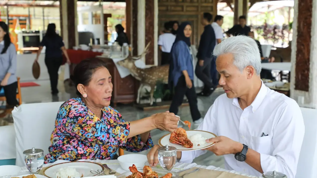 Calon Presiden Ganjar Pranowo bertemu dengan Susi Pudjiastuti di Kecamatan Pangandaran, Kabupaten Pangandaran, Jawa Barat, Selasa (7/11/2023).