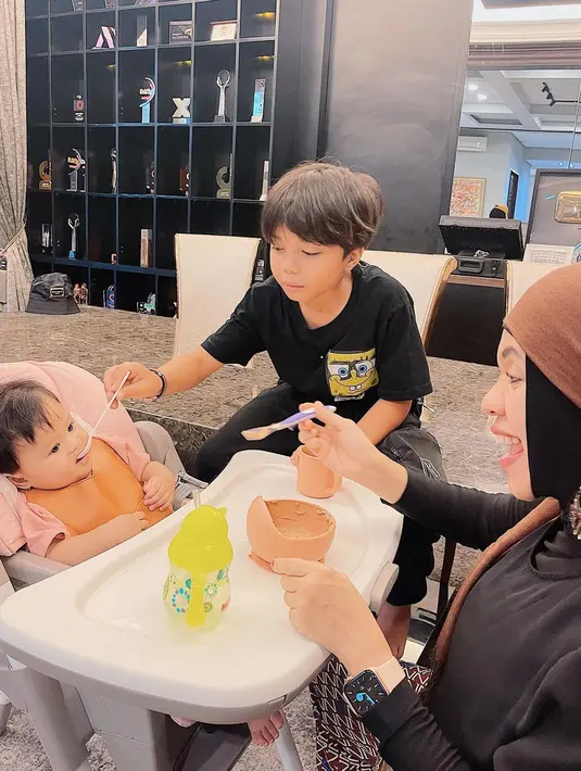 <p>Lenggogeni Faruk dari keluarga Gen Halilintar saat bersama cucunya, Ameena Hanna Nur Atta, putri dari Atta Halilintar dan Aurel Hermansyah. (Instagram @genifaruk)</p>