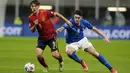 Gelandang Spanyol Gavi dan bek Italia Alessandro Bastoni berebut bola pada pertandingan semifinal UEFA Nations League di stadion San Siro, Rabu (6//9/2021). Wonderkid Barcelona, Gavi mencatatkan sejarah sebagai pemain termuda yang pernah tampil bersama timnas senior Spanyol. (AP/Antonio Calanni)