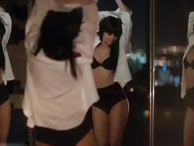 Penyanyi Selena Gomez tampil super seksi di video klip terbarunya, “Hands to Myself”. Video klip ini sudah dirilis secara online lewat Apple Music sejak 21 Desember lalu. (Dailymail.co.uk)