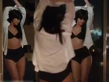 Penyanyi Selena Gomez tampil super seksi di video klip terbarunya, “Hands to Myself”. Video klip ini sudah dirilis secara online lewat Apple Music sejak 21 Desember lalu. (Dailymail.co.uk)