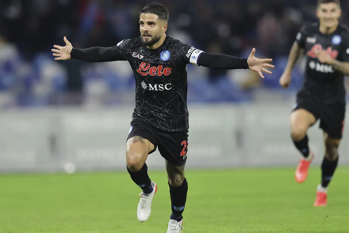 Bungkam Bologna 3-0, Napoli Geser AC Milan di Puncak Klasemen