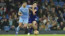 Bek Manchester City Ruben Dias berebut bola dengan penyerang Leeds United Daniel James dalam laga pekan ke-17 Liga Inggris di Etihad Stadium, Rabu (15/12/2021) dini hari WIB. Manchester City mencukur tamunya Leeds United tujuh gol tanpa balas. (AP Photo/Jon Super)