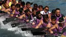 Peserta saat mengayuh perahu dalam lomba perahu naga di Hong Kong, Selasa, (30/5). Turnamen ini diselenggarakan untuk memperingati festival perahu naga yang diadakan di seluruh Hong Kong. (AP Photo / Vincent Yu)