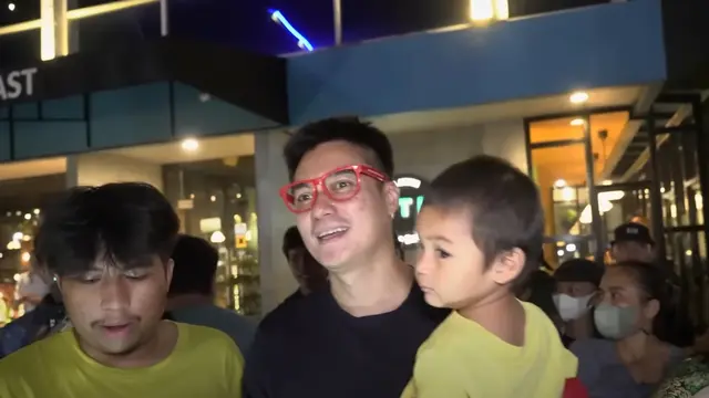 Baim Wong saat diserbu massa begitu pertama kali berkunjung ke Sudirman bersama Kiano untuk menemui pentolan Citayam Fashion Week. (Foto: YouTube/Baim Paula)