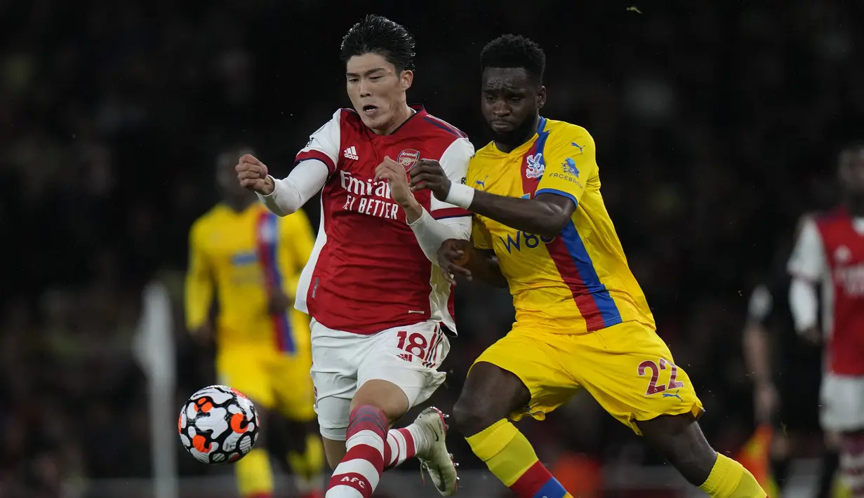Lagi-lagi Crystal Palace memiliki peluang emas. Kali ini sepakan Odsonne Edouard (kanan) pada menit ke-35 usai menerima umpan Tyrick Mitchell masih belum tepat sasaran. (AP/Alastair Grant)