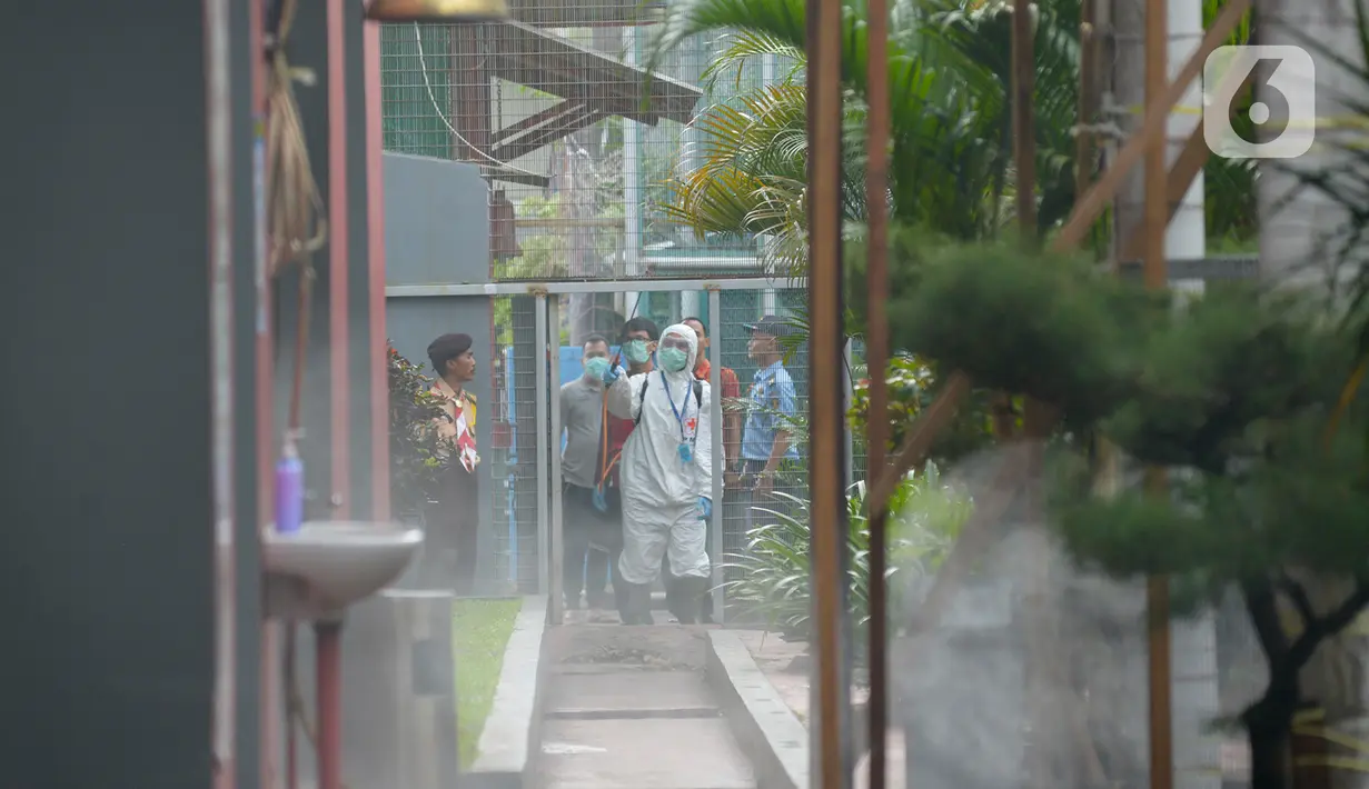 Petugas melakukan penyemprotan disinfektan di Lembaga Pemasyarakatan Kelas I Cipinang, Jakarta, Jumat (20/3/2020). Kegiatan ini guna mencegah penyebaran virus corona atau Covid-19 antar tahanan maupun sipir penjara. (merdeka.com/Imam Buhori)