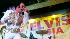 Peserta dari Australia, Eddie Lombardo pada final kontes menyanyikan lagu Elvis Persley di Manila, Filipina, Sabtu (19/8). Lomba yang pertama di Asia ini untuk mengenang 40 tahun kematian legenda Rock 'n Roll, Elvis Persley. (AP Photo/Bullit Marquez)