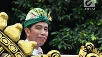 Presiden Joko Widodo saat menghadiri pawai pembukaan Pesta Kesenian Bali (PKB) ke-40 di Bali (23/6). Sementara itu, tema dari PKB ke-40 adalah Teja Dharmaning Kauripan (Api Spirit Penciptaan). (Liputan6.com/Pool/Biro Pers Setpres)